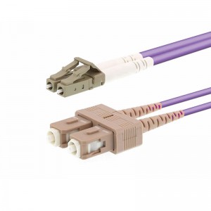 Многомодулен дуплекс OM4 оптичен патч кабел (50/125) - LC към SC